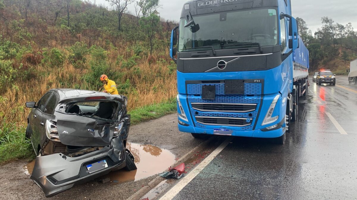 Carro roda na pista e colide contra carreta na BR-381
