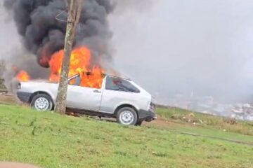 Vídeo: VW Gol pega fogo na avenida Taciano de Alvarenga Martins, em Itabira