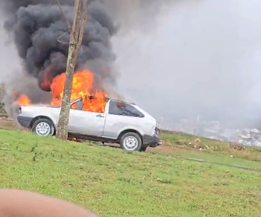 Vídeo: VW Gol pega fogo na avenida Taciano de Alvarenga Martins, em Itabira