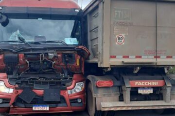 Carretas colidem em ponte e interditam trânsito na BR-381 em Nova Era