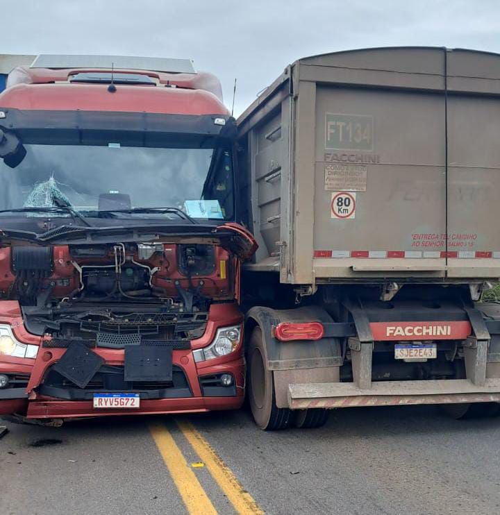 Carretas colidem em ponte e interditam trânsito na BR-381 em Nova Era