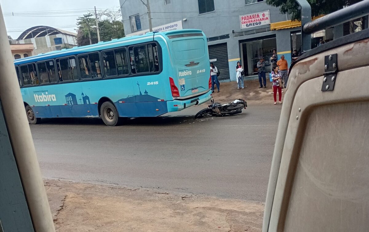 Motociclista bate contra traseira de ônibus da Viação Itabira, no Barreiro
