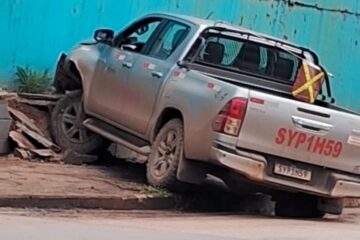 Motorista de caminhonete passa mal, perde o controle e atinge muro no bairro Campestre, em Itabira