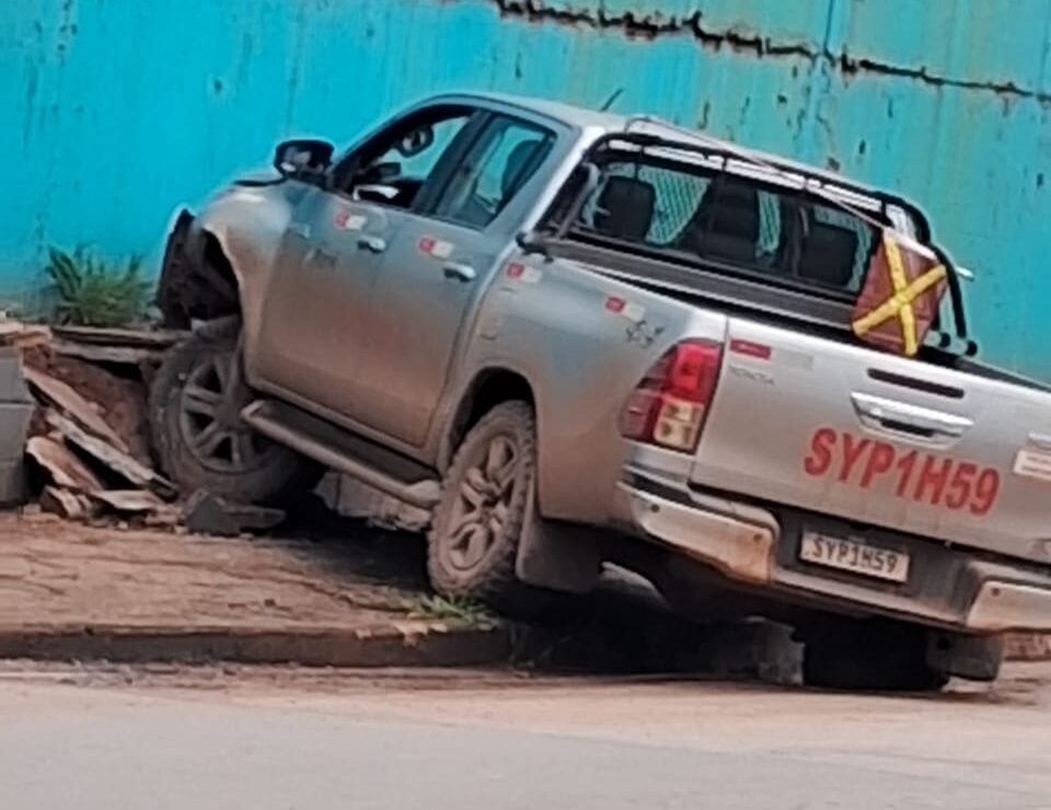 Motorista de caminhonete passa mal, perde o controle e atinge muro no bairro Campestre, em Itabira