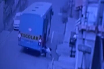 Vídeo: Crianças forçam porta e caem de ônibus escolar em movimento em João Monlevade