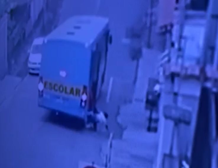 Vídeo: Crianças forçam porta e caem de ônibus escolar em movimento em João Monlevade