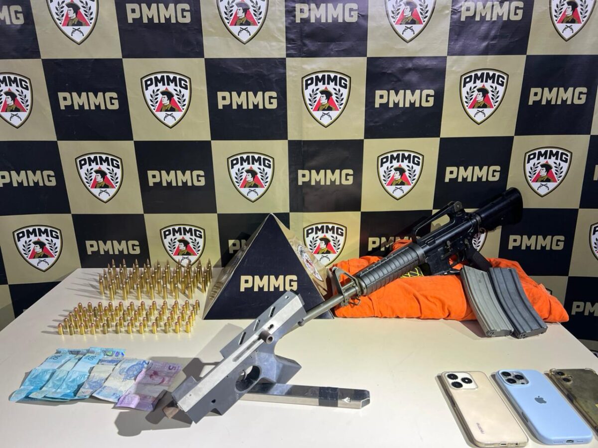 Perseguição e rastreamento levam PM a apreender fuzil e submetralhadora em Alvinópolis