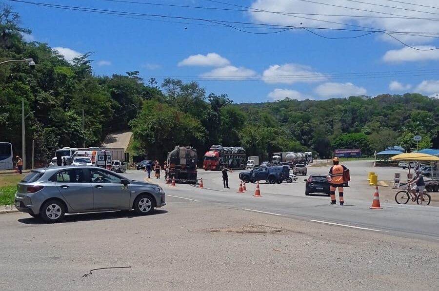 Duas pessoas ficam feridas em colisão entre carro e caminhão na BR-381, em São Gonçalo do Rio Abaixo