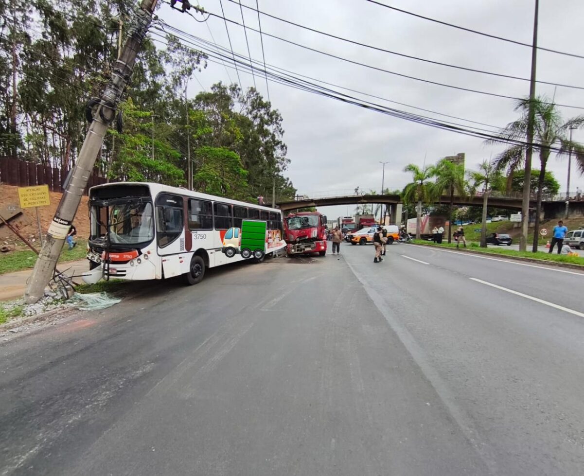 Colisão entre caminhão e ônibus interdita BR-381 em Ipatinga e causa congestionamento quilométrico