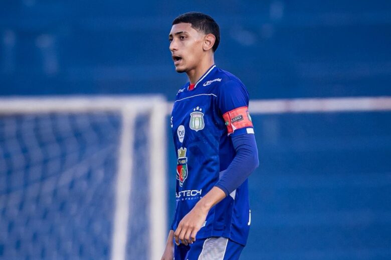 Henrico Jabour: zagueiro itabirano firma primeiro contrato profissional e projeta desafios no futebol