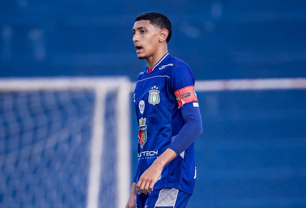 Henrico Jabour: zagueiro itabirano firma primeiro contrato profissional e projeta desafios no futebol