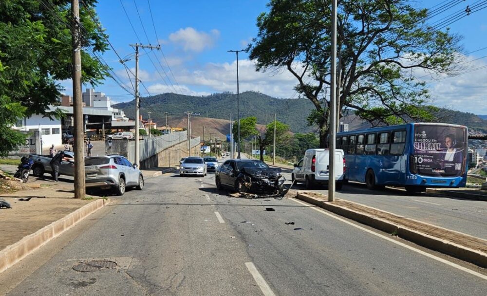 Colisão entre veículos deixa adulto e bebê feridos em João Monlevade