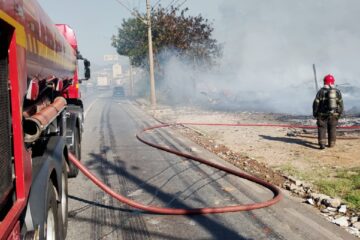 Incêndio atinge lote com materiais recicláveis em Contagem e mobiliza grande operação dos Bombeiros