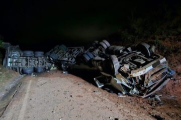 Caminhoneiro morre após colisão entre carro e bitrem na MGC-460