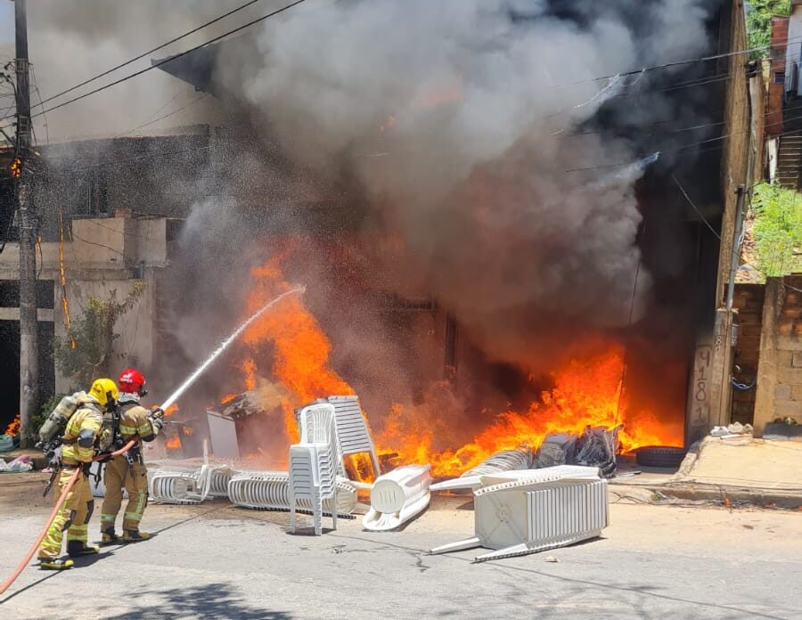 Incêndio atinge imóvel comercial em Ipatinga e mobiliza grande operação dos bombeiros