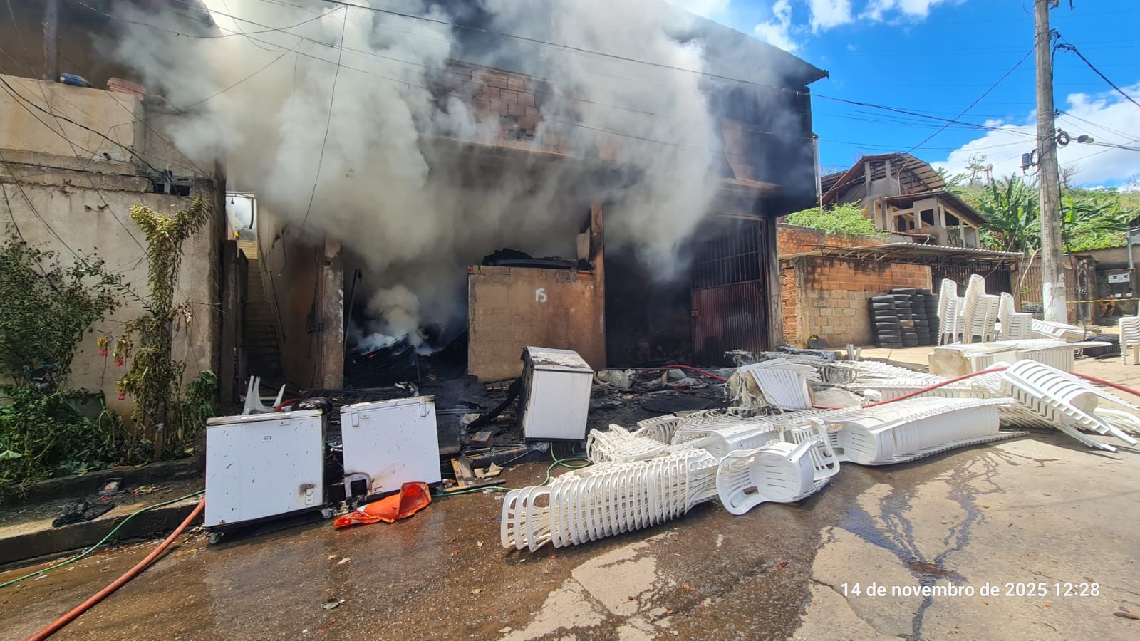 Incêndio atinge imóvel comercial em Ipatinga e mobiliza grande operação dos bombeiros