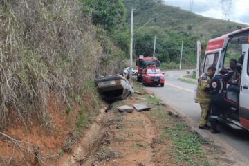Carro capota e deixa três pessoas feridas em Ipoema