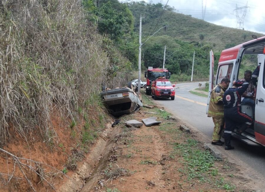 Carro capota e deixa três pessoas feridas em Ipoema