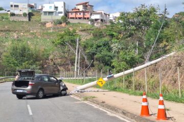 Carro que derrubou dois postes em Itabira foi furtado em BH e circulava com placas clonadas