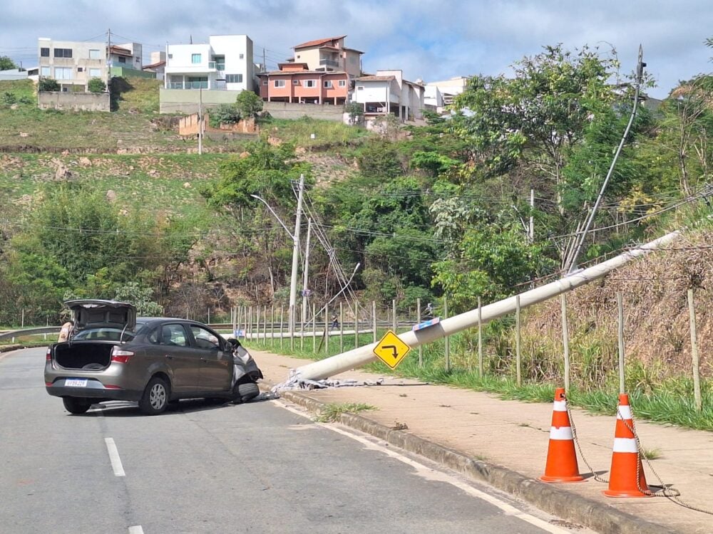 Carro que derrubou dois postes em Itabira foi furtado em BH e circulava com placas clonadas