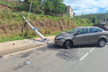Veículo derruba dois postes e é abandonado na avenida Integração, em Itabira