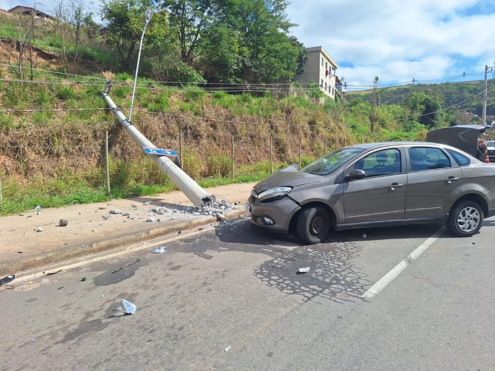 Veículo derruba dois postes e é abandonado na avenida Integração, em Itabira