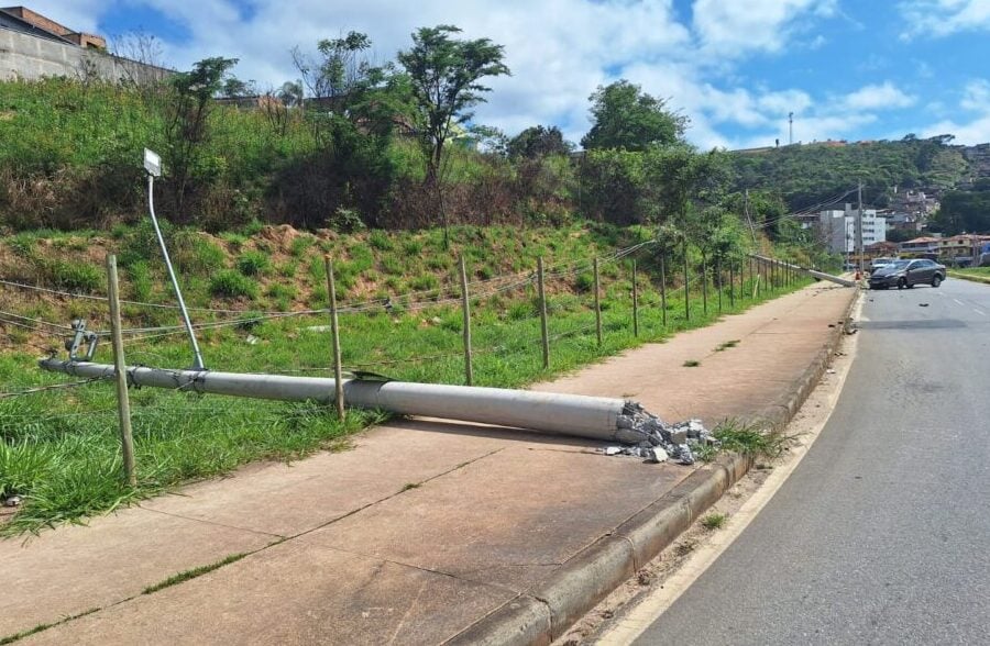 Veículo derruba dois postes e é abandonado na avenida Integração, em Itabira