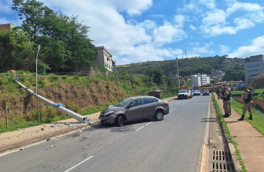 Veículo derruba dois postes e é abandonado na avenida Integração, em Itabira