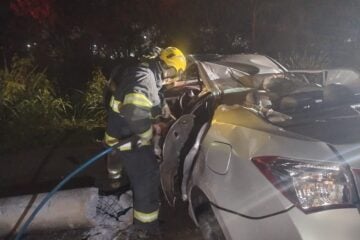 Dois homens morrem após carro atingir poste em avenida de Betim