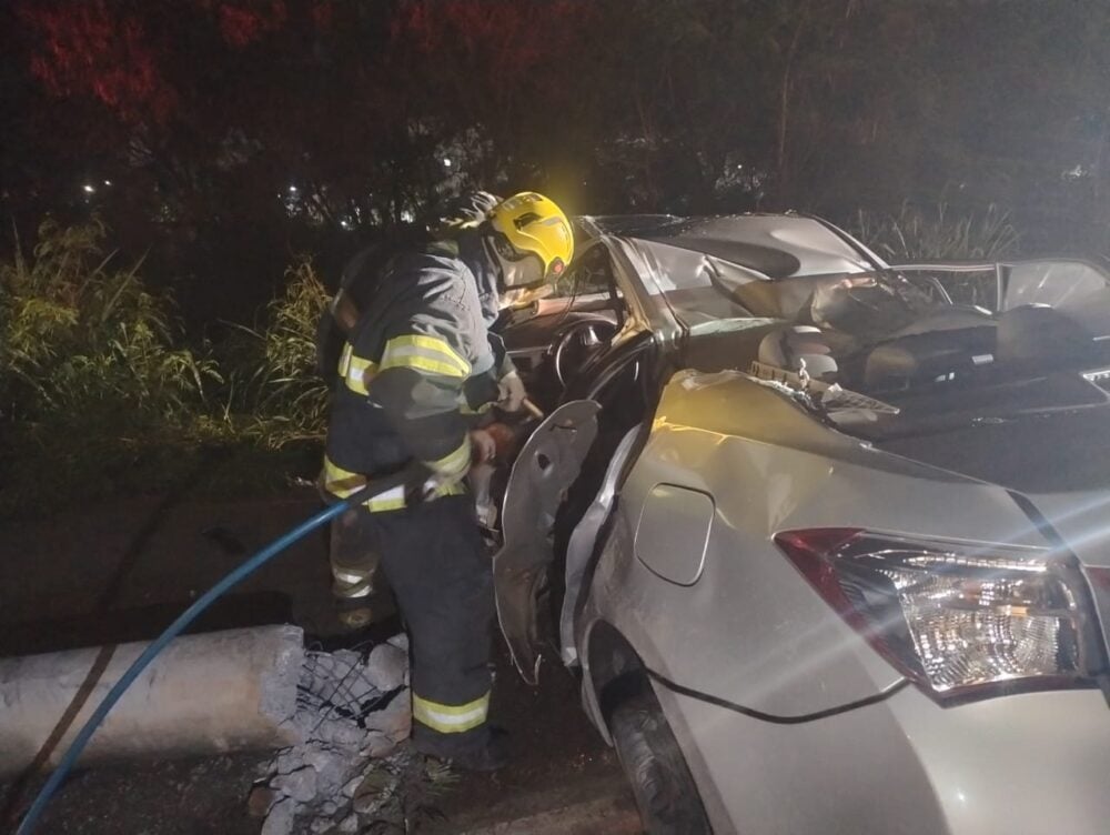 Dois homens morrem após carro atingir poste em avenida de Betim