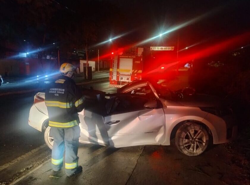 Dois homens morrem após carro atingir poste em avenida de Betim