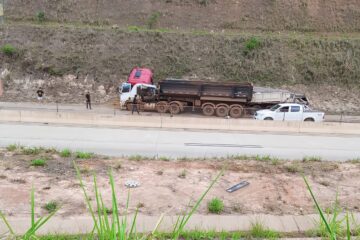 Colisão entre duas carretas trava o trânsito na BR-381, em Caeté