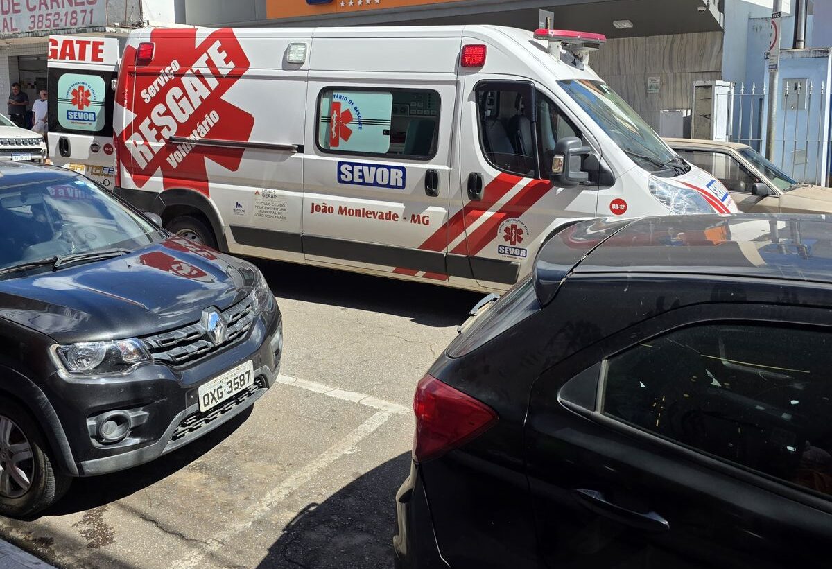 Idoso passa mal ao volante e causa colisão no Centro de João Monlevade
