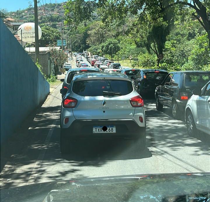 Feriado da Consciência Negra registra trânsito intenso e rotas alternativas sobrecarregadas ao longo da BR-381