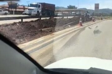 Caminhão caçamba tomba na BR-381, próximo ao Posto 65; trânsito foi liberado no início da tarde