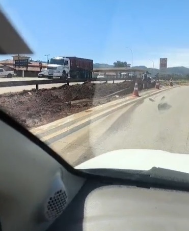 Caminhão caçamba tomba na BR-381, próximo ao Posto 65; trânsito foi liberado no início da tarde