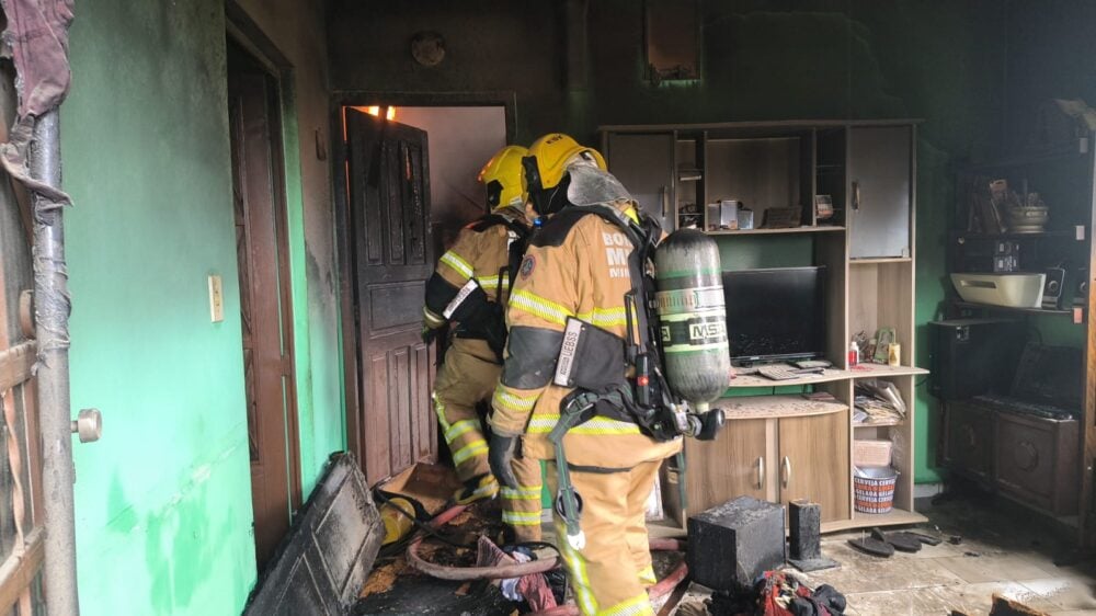Itabira: incêndio atinge residência no Água Fresca e mobiliza Corpo de Bombeiros