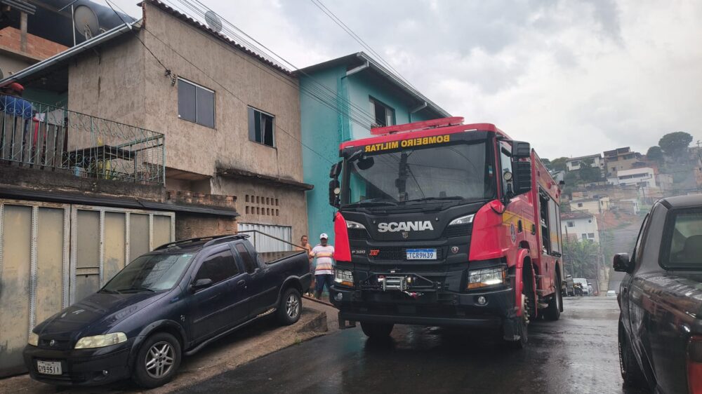 Itabira: incêndio atinge residência no Água Fresca e mobiliza Corpo de Bombeiros