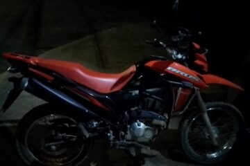 Motocicleta furtada é recuperada pela Polícia Militar após perseguição em Alvinópolis