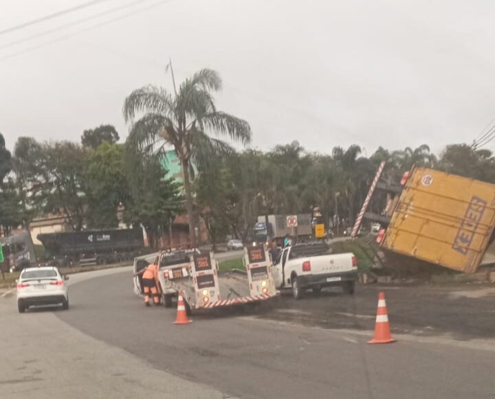 João Monlevade: carreta dos Correios tomba no trevo do Cruzeiro Celeste, na BR-381, e motorista fica ferido