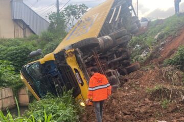 João Monlevade: carreta dos Correios tomba no trevo do Cruzeiro Celeste, na BR-381, e motorista fica ferido