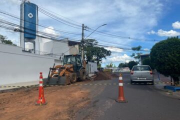 Itabira: obra de ligação de esgoto interdita o cruzamento da travessa Gonzaguinha com a avenida Duque de Caxias