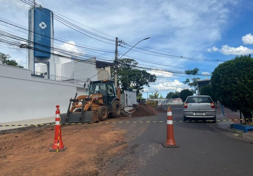 Itabira: obra de ligação de esgoto interdita o cruzamento da travessa Gonzaguinha com a avenida Duque de Caxias