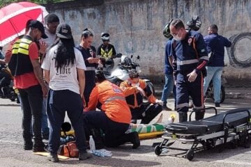 Motociclista de 25 anos fica ferido em acidente na avenida armando Fajardo, em João Monlevade