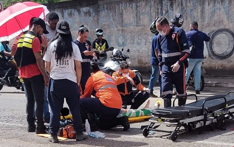 Motociclista de 25 anos fica ferido em acidente na avenida armando Fajardo, em João Monlevade