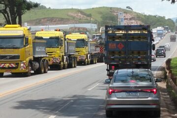 Transporte de carga especial avança pela BR-040 e comboio segue rumo a Conselheiro Lafaiete