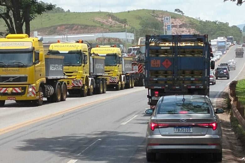 Transporte de carga especial avança pela BR-040 e comboio segue rumo a Conselheiro Lafaiete