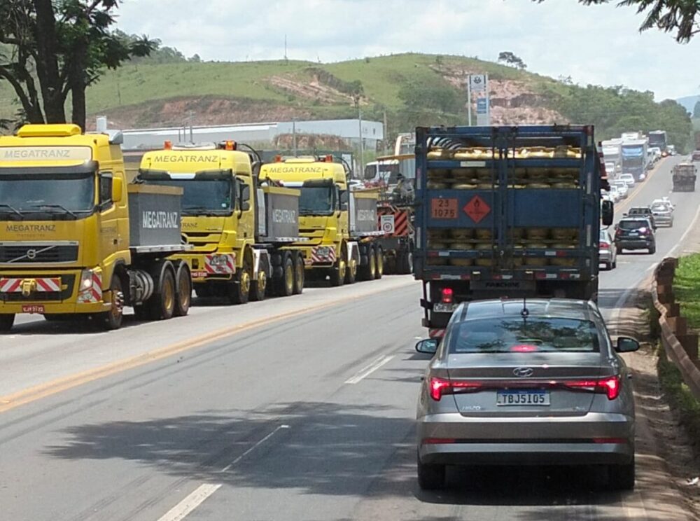 Transporte de carga especial avança pela BR-040 e comboio segue rumo a Conselheiro Lafaiete