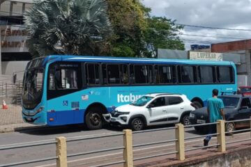 Acidente entre carro e ônibus complica o trânsito na avenida Carlos Drummond de Andrade, no Centro de Itabira