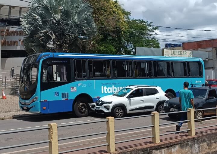 Acidente entre carro e ônibus complica o trânsito na avenida Carlos Drummond de Andrade, no Centro de Itabira